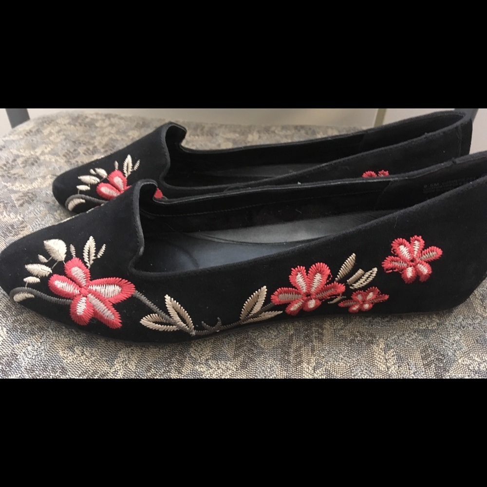 Aerosoles “Cosmetology” embroidered suede flats!